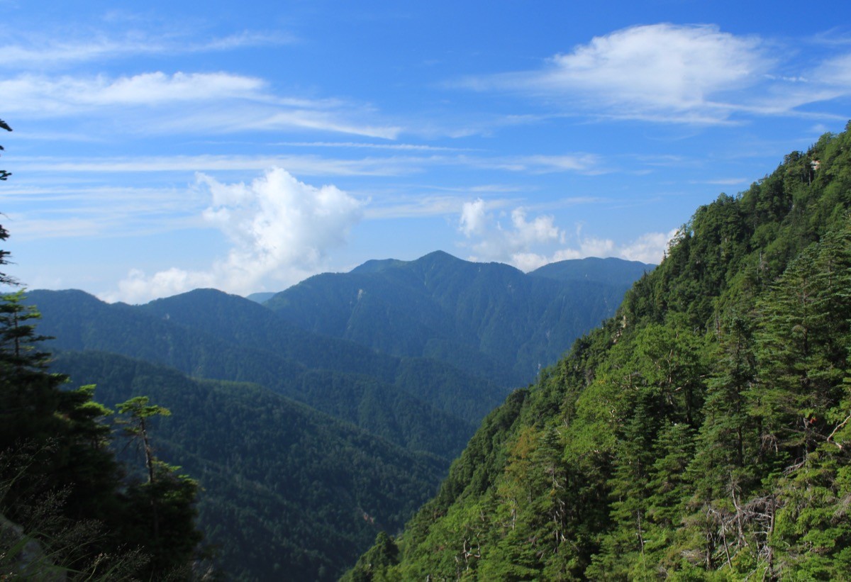 越百山方面から見た安平路山