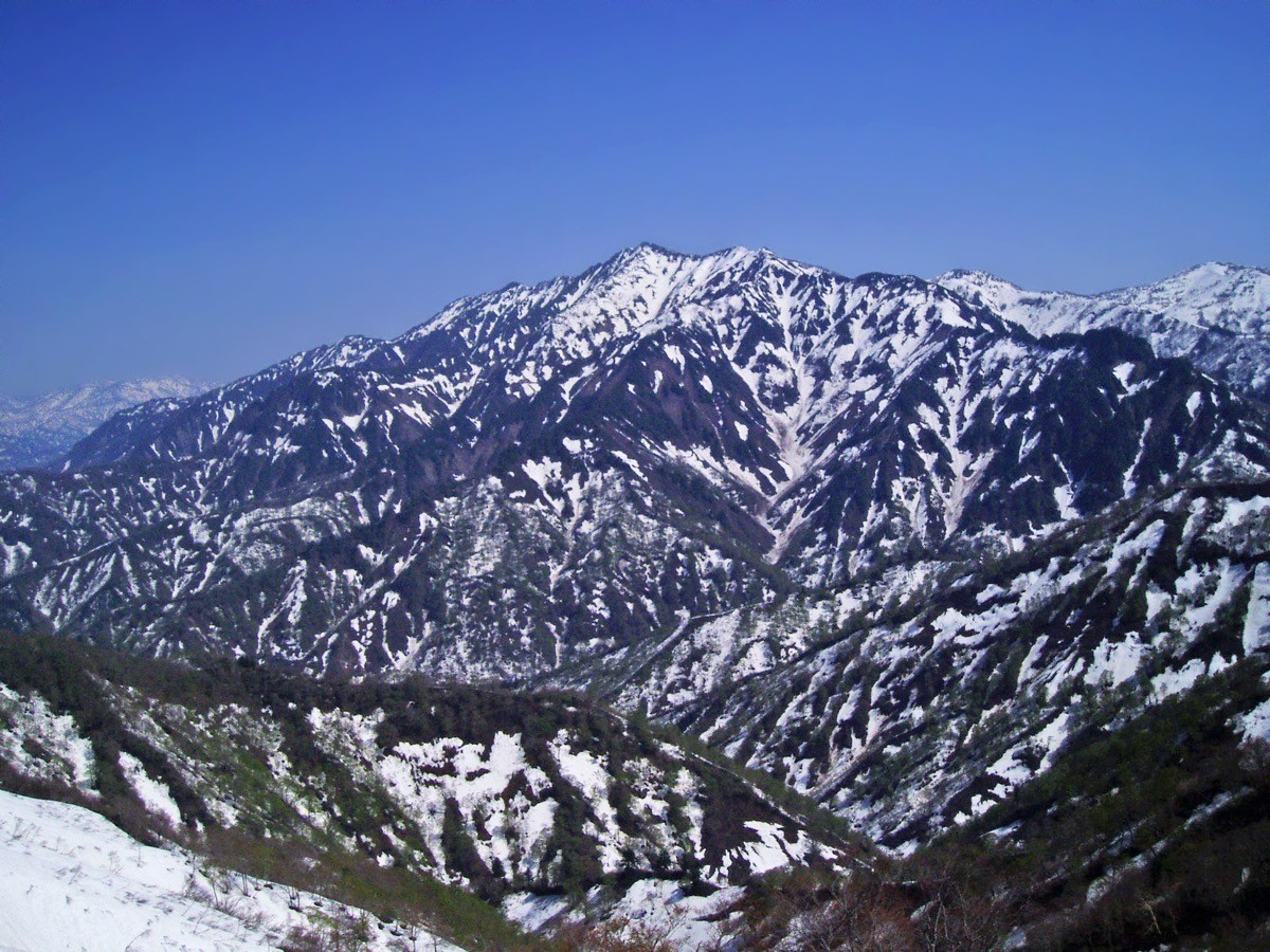 雪をまとう荒沢岳