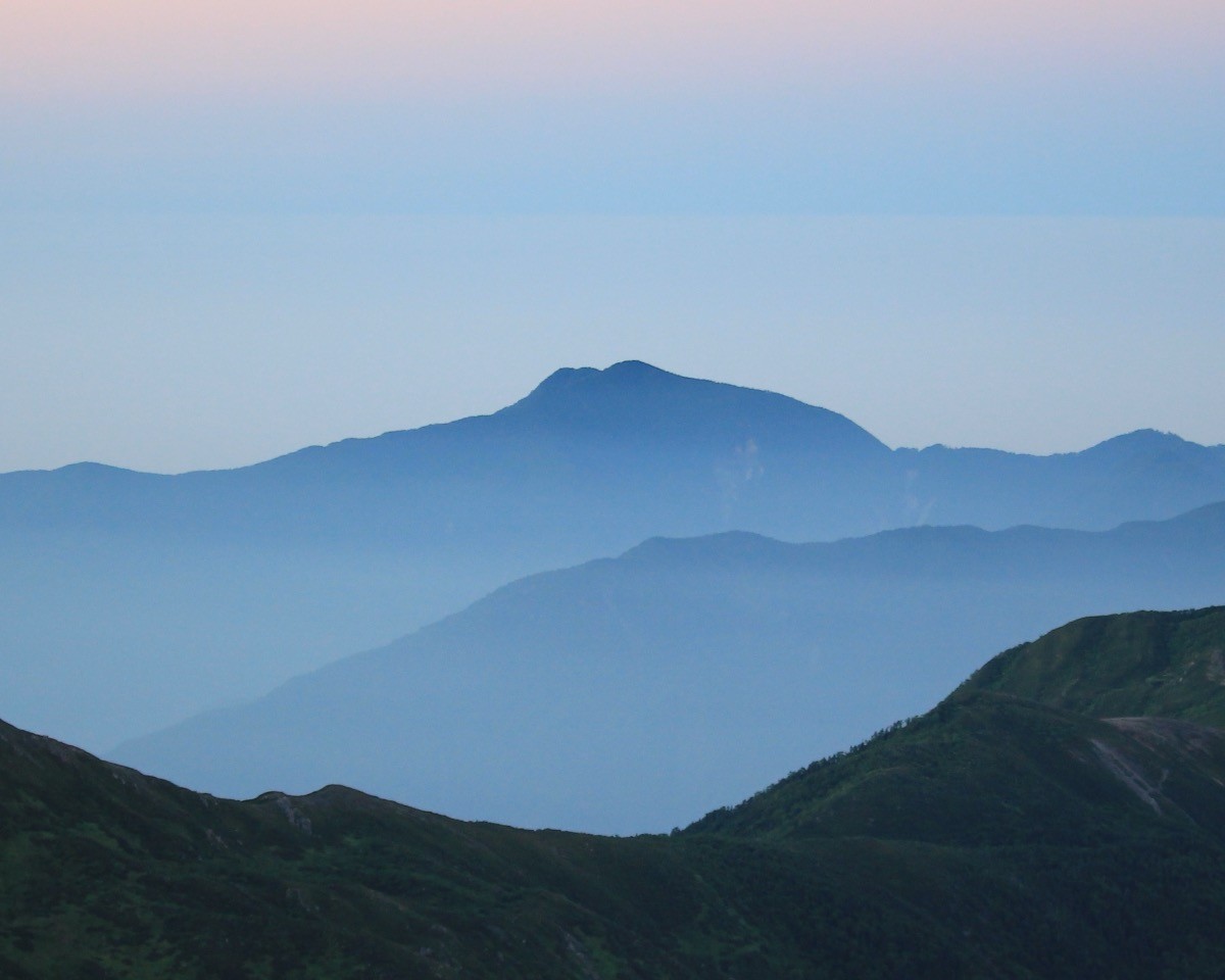聖岳から望む南アルプス深南部の大無間山