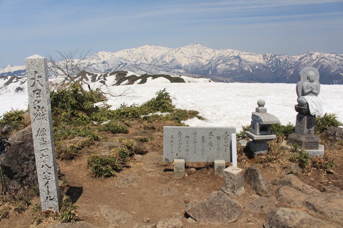 大日ヶ岳山頂と白山連峰