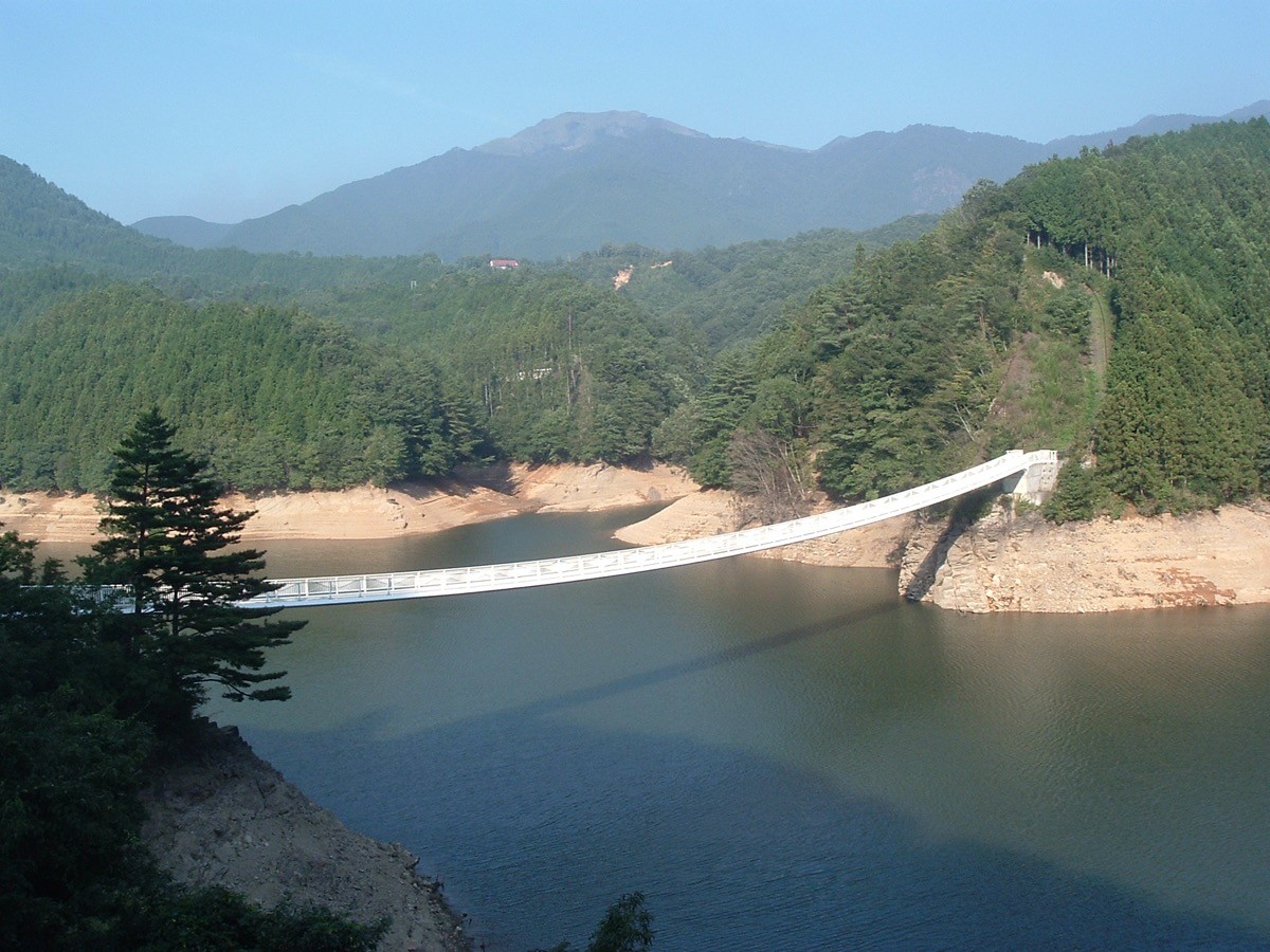面河湖から望む堂ヶ森