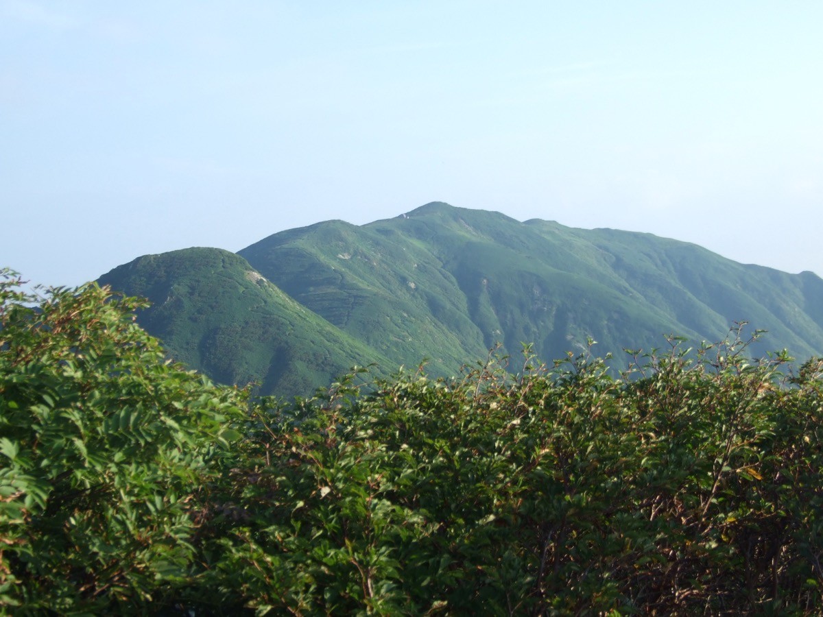 大石山分岐から望む朳差岳と鉾立峰の稜線