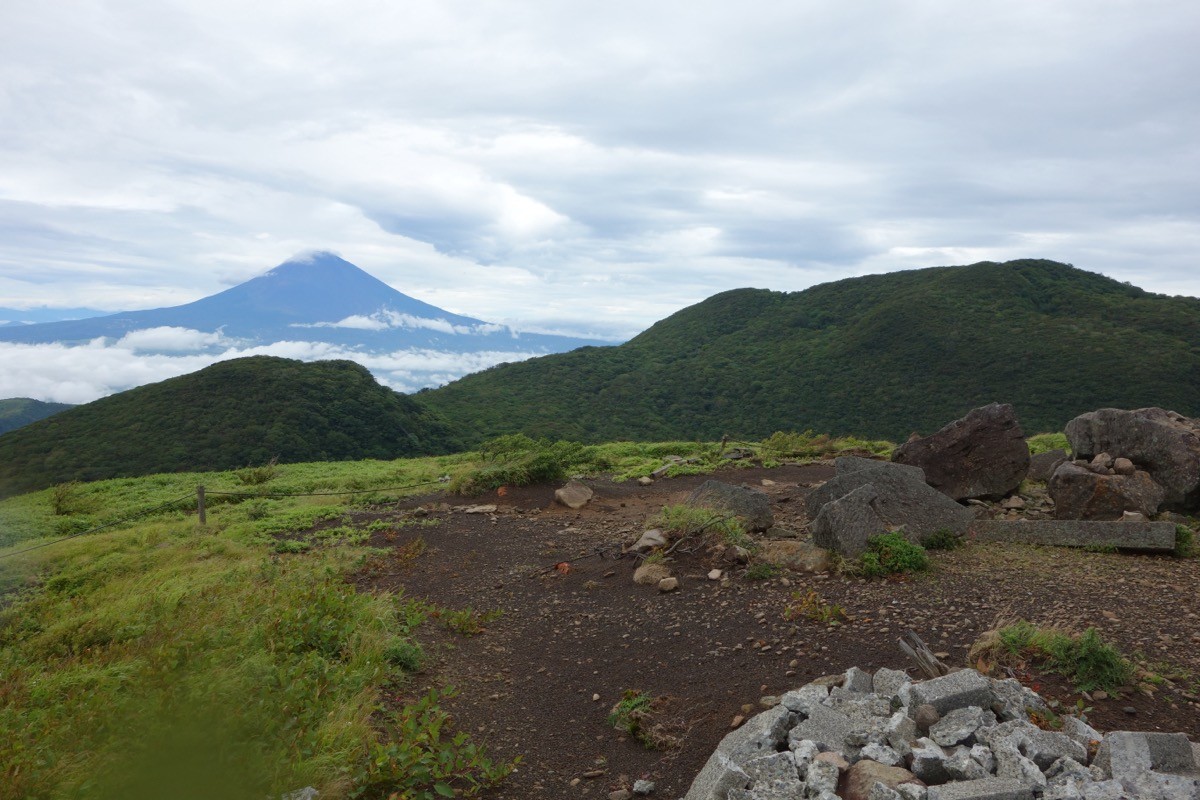 駒ヶ岳から望む神山と富士山
