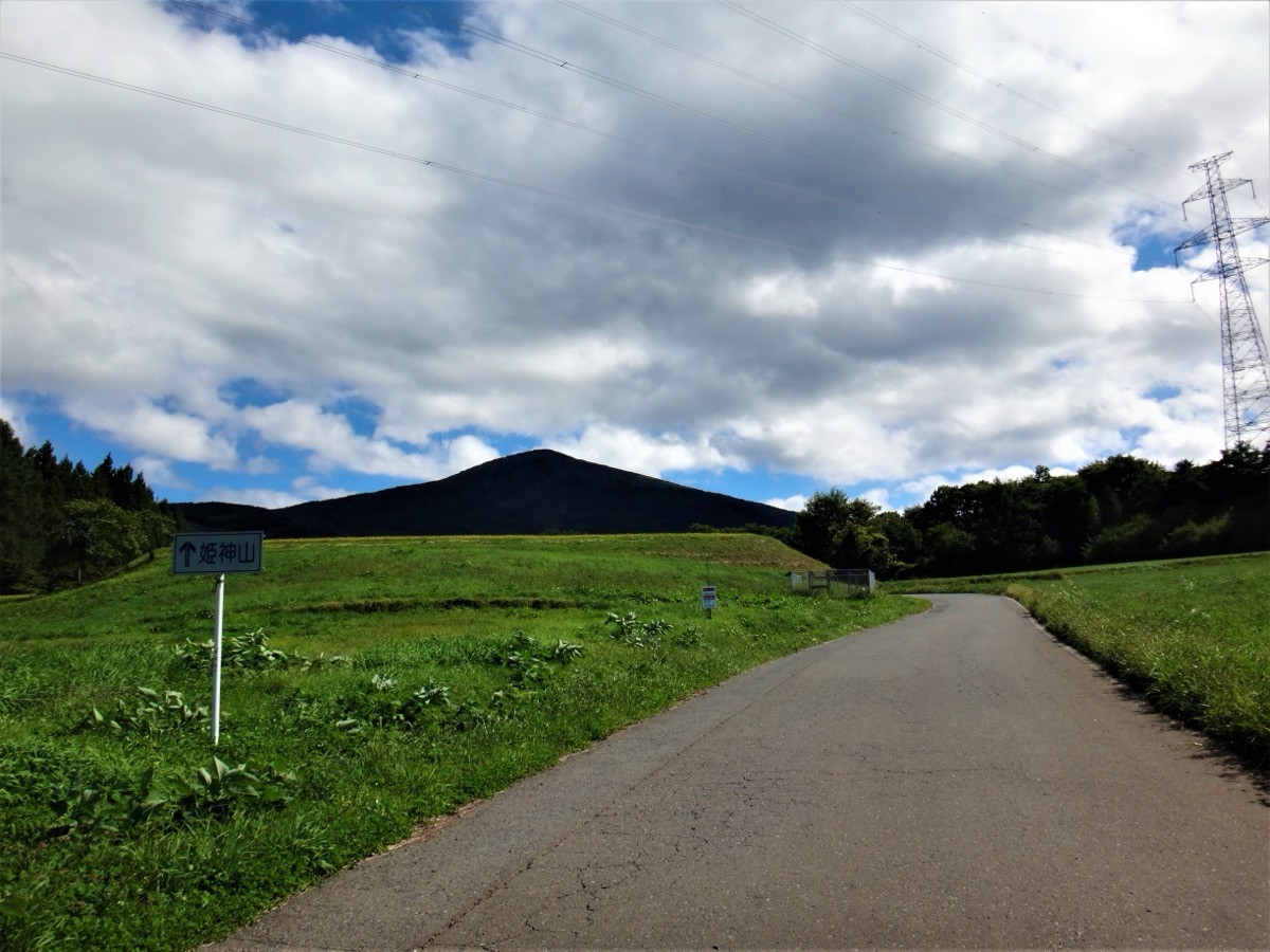山麓から望む姫神山