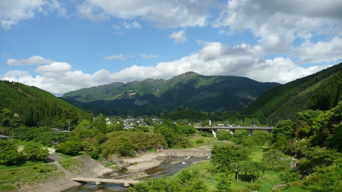 水上村から見た市房山