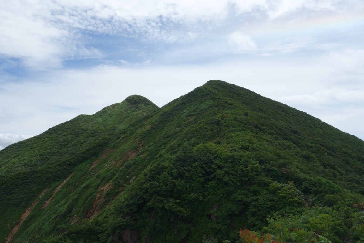 一ノ塔付近から望む祝瓶山の鋭い三角錐の山容
