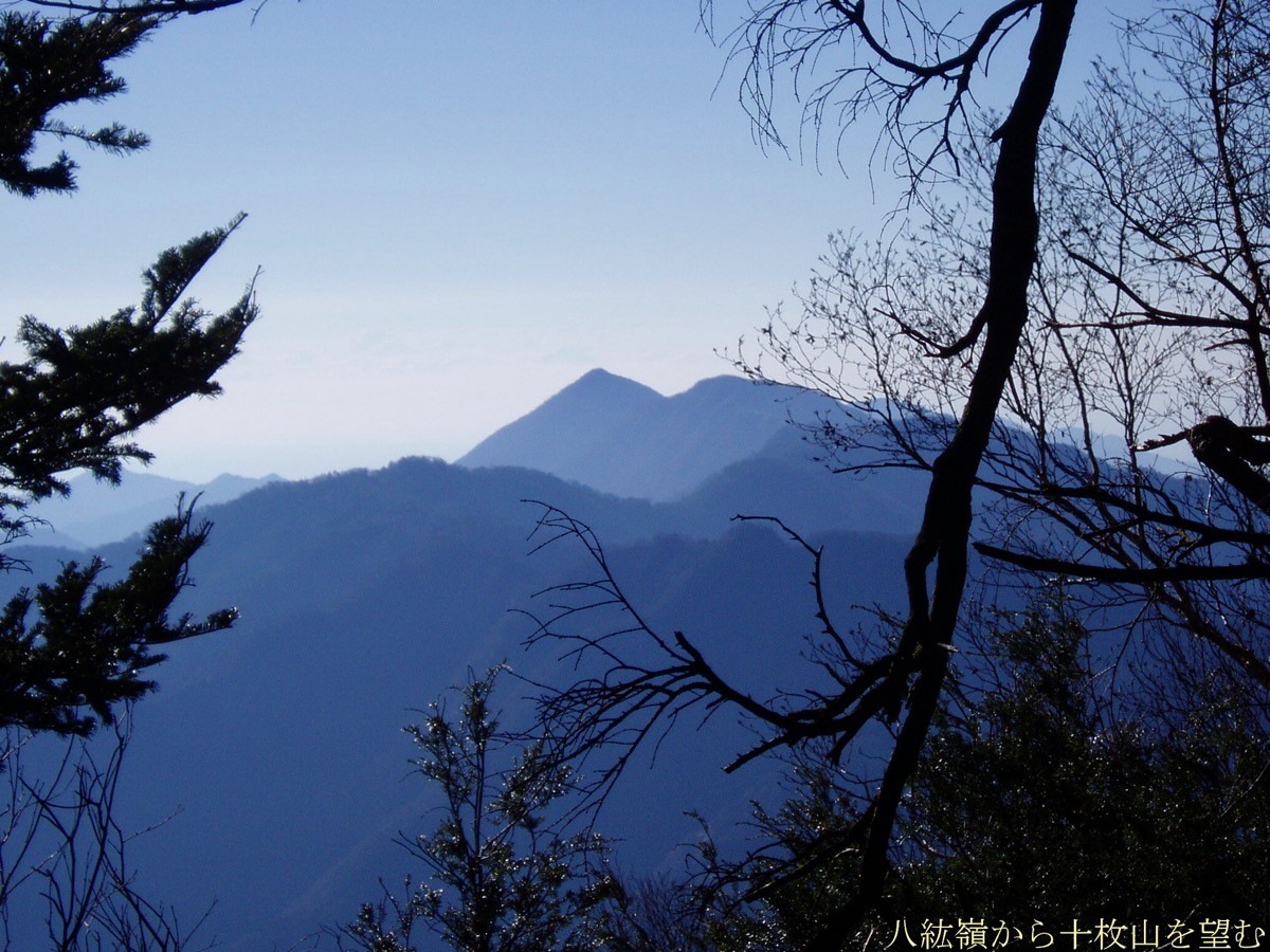八紘嶺方面から望む十枚山の三角錐の山容