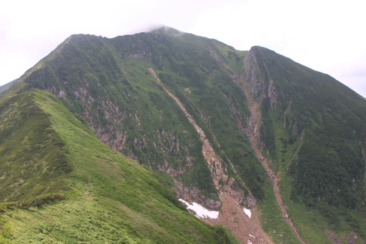 日高山脈のカムイエクウチカウシ山