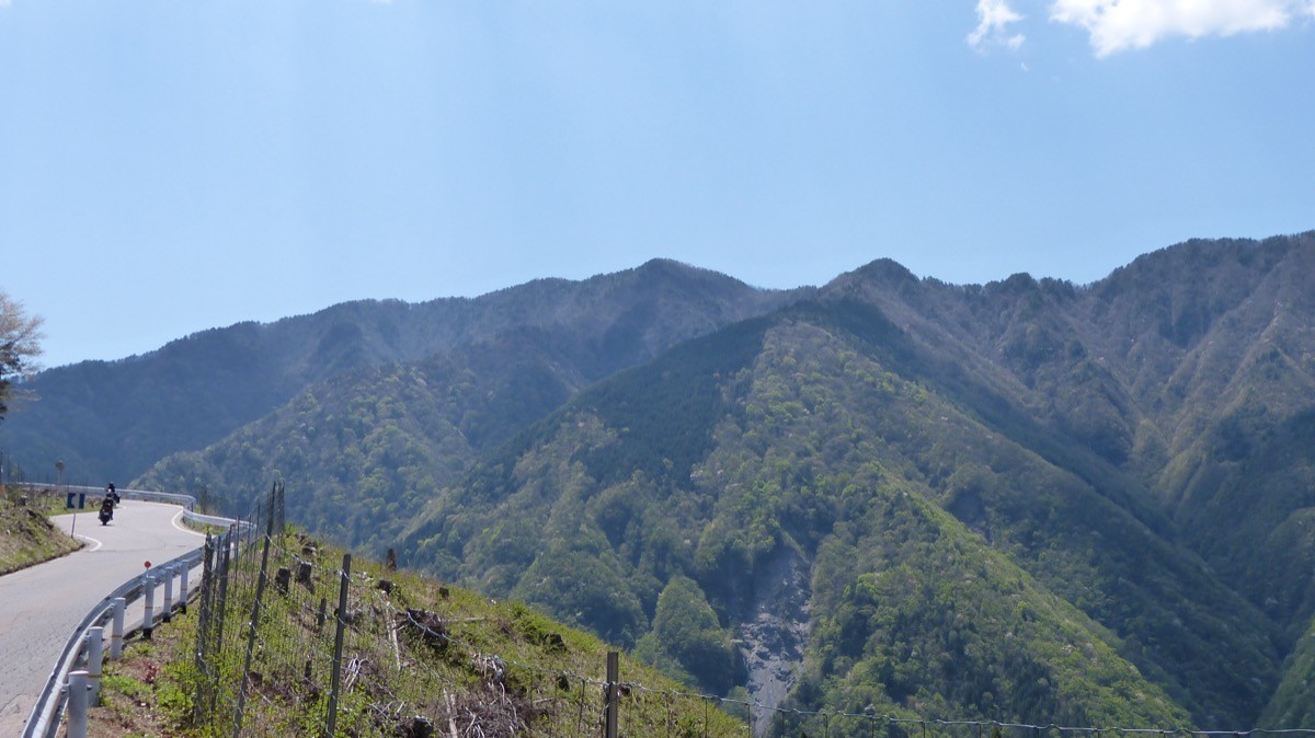 塩の道から望む熊伏山