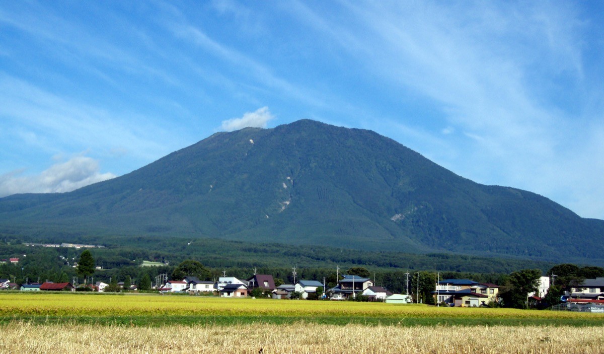 信濃町から望む黒姫山（信濃富士）
