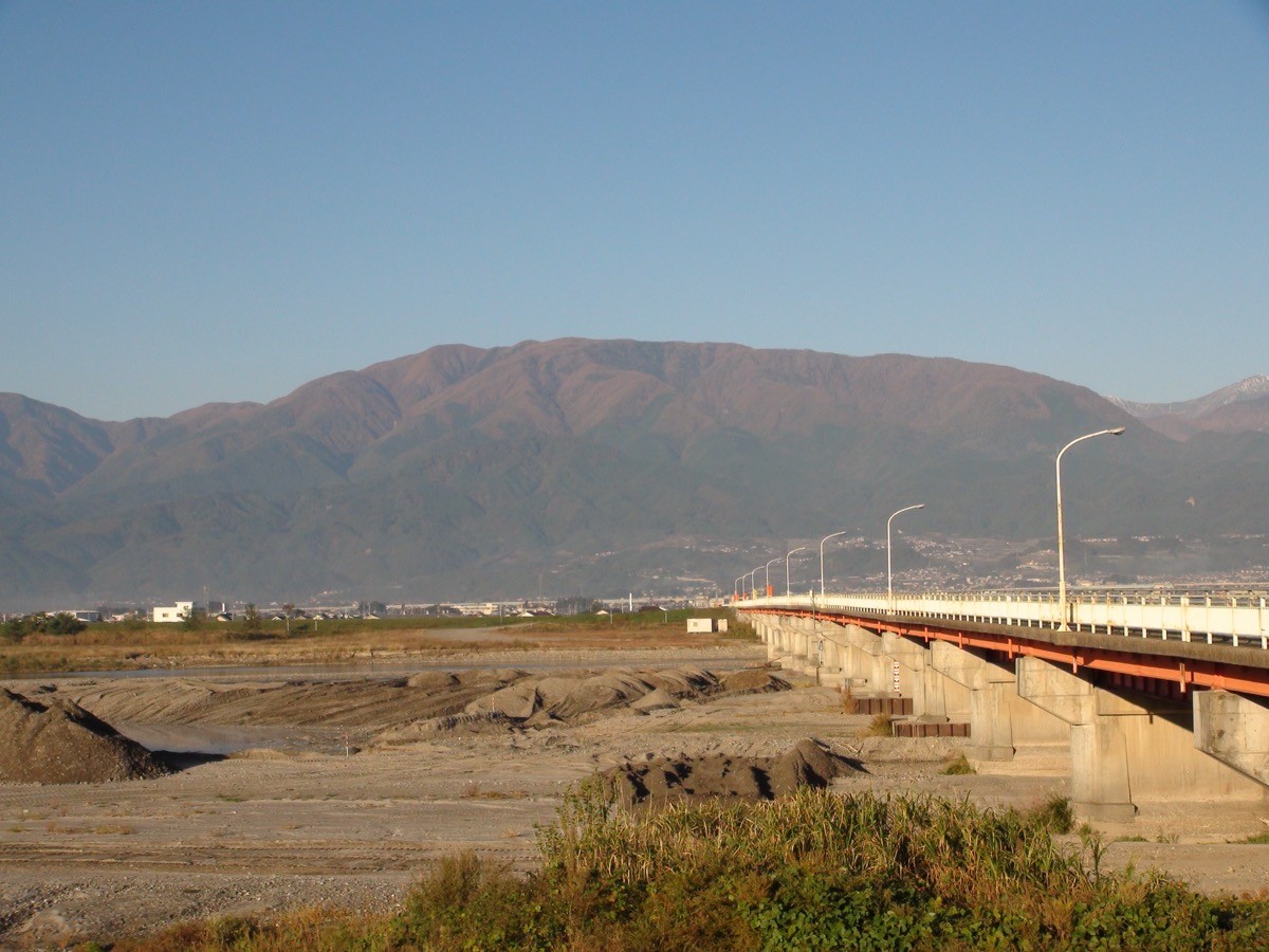 麻原橋から望む櫛形山