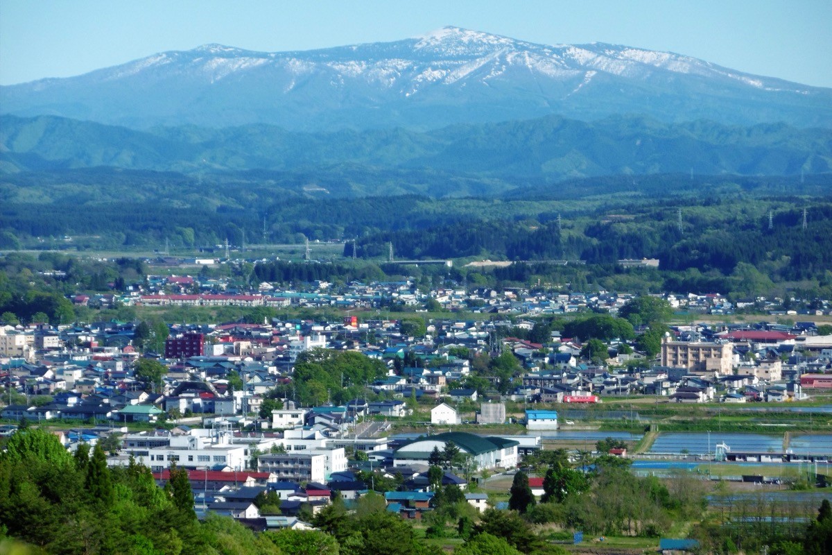 鷹巣から望む森吉山