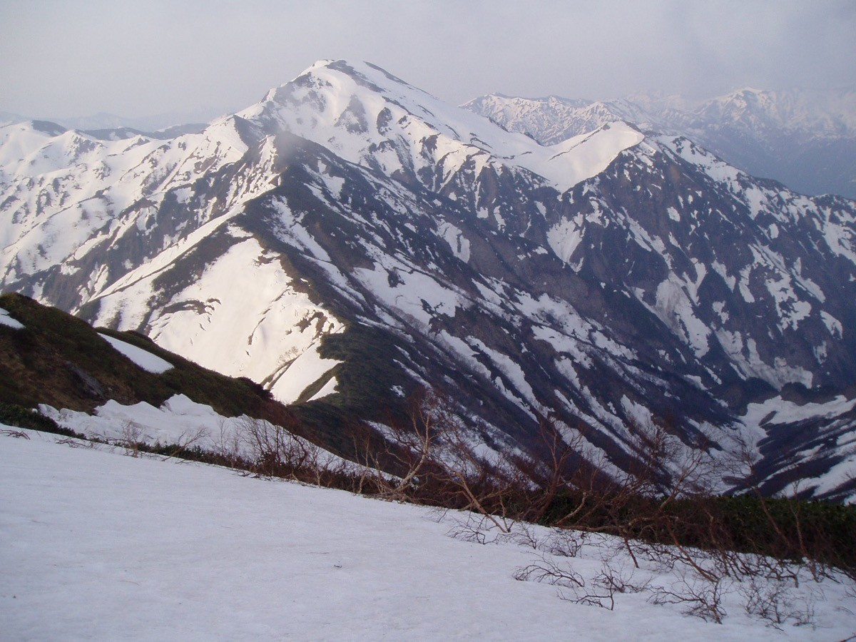 越後駒ヶ岳から望む中ノ岳