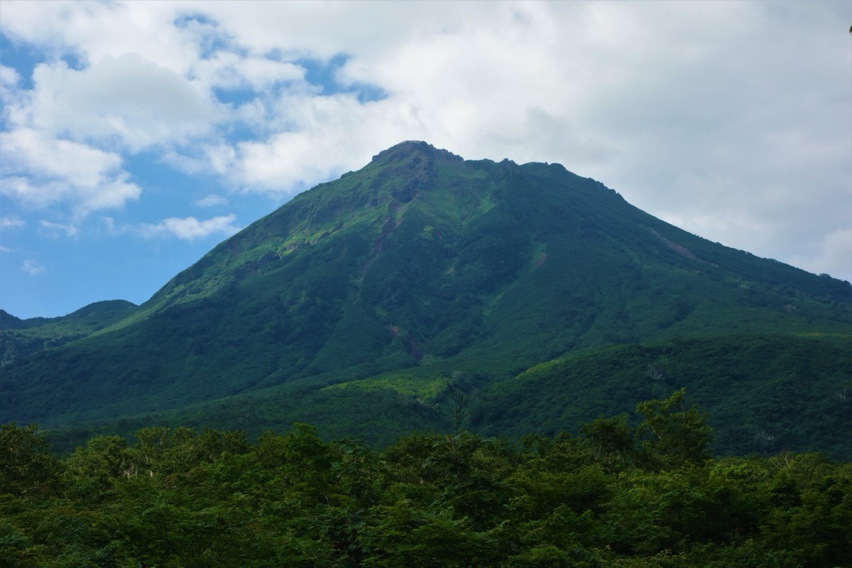 展望台から望む新潟焼山の溶岩ドーム状の山容