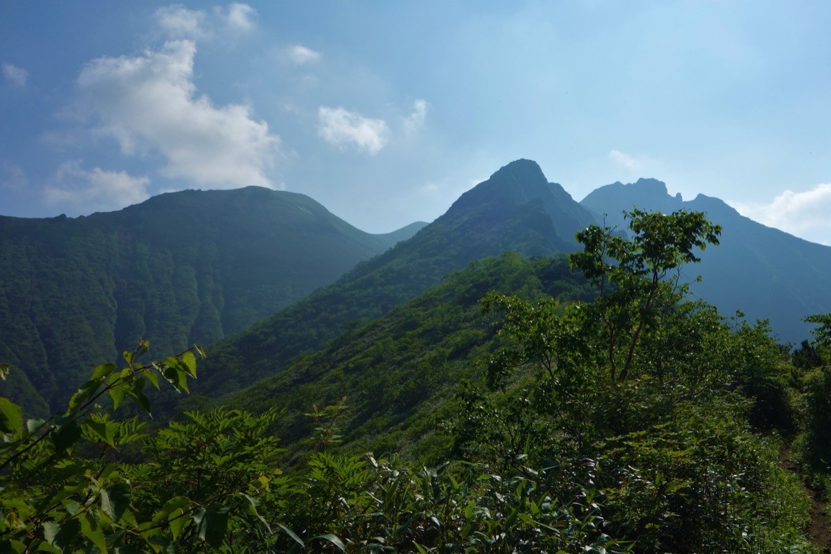 登山道から望むニセイカウシュッペ山と岩峰・大槍