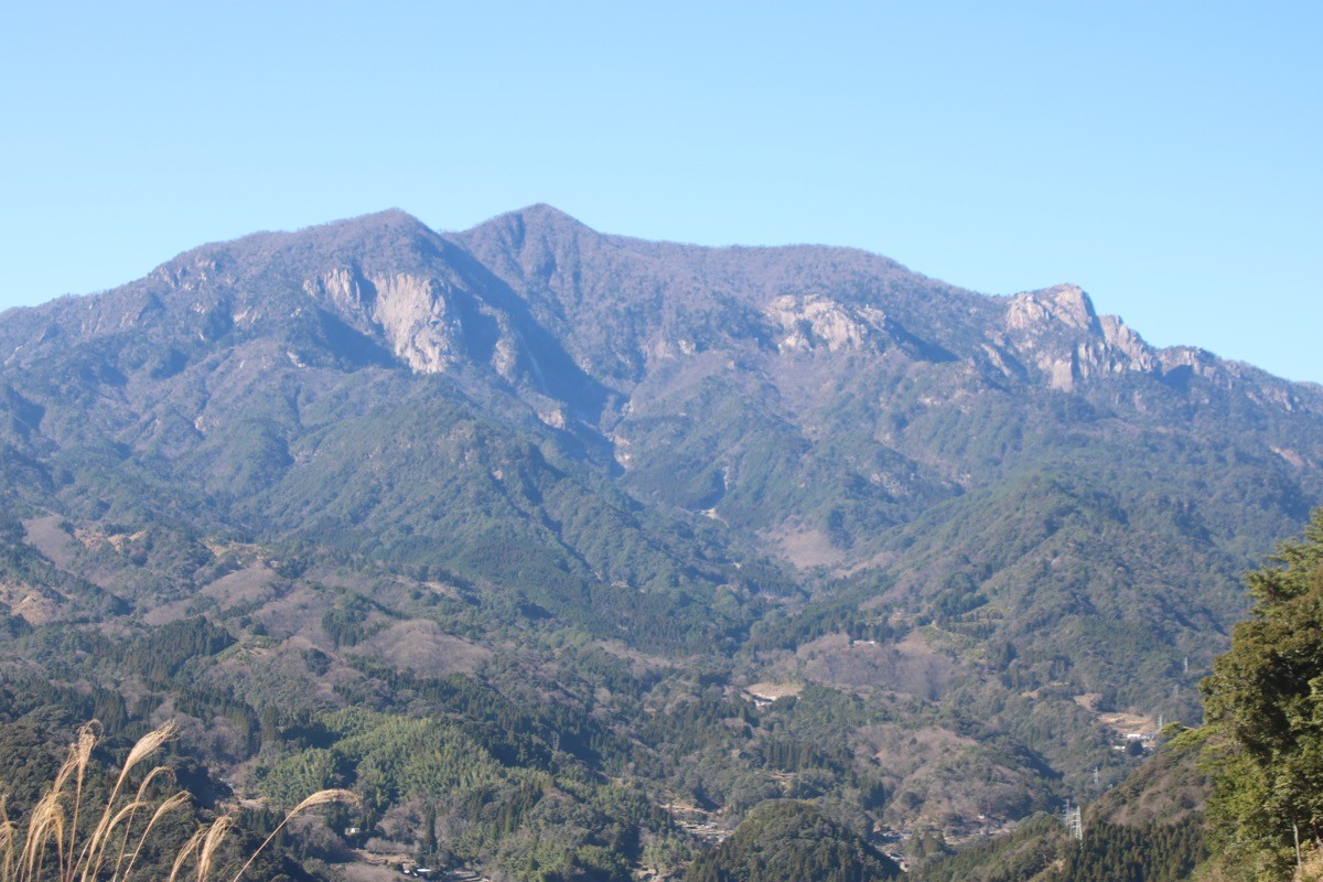 祝子川集落上部から望む大崩山