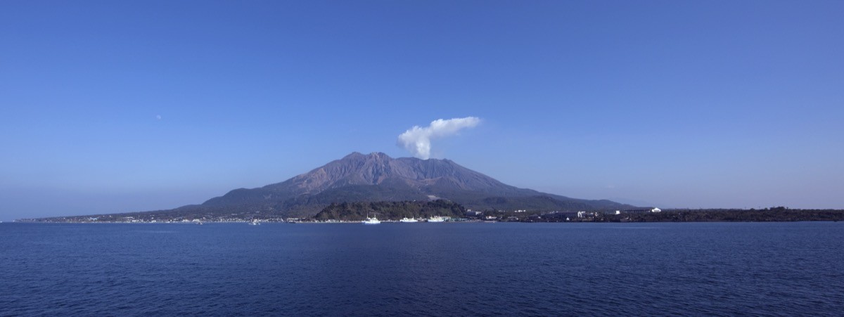 錦江湾越しに望む噴煙を上げる活火山・桜島