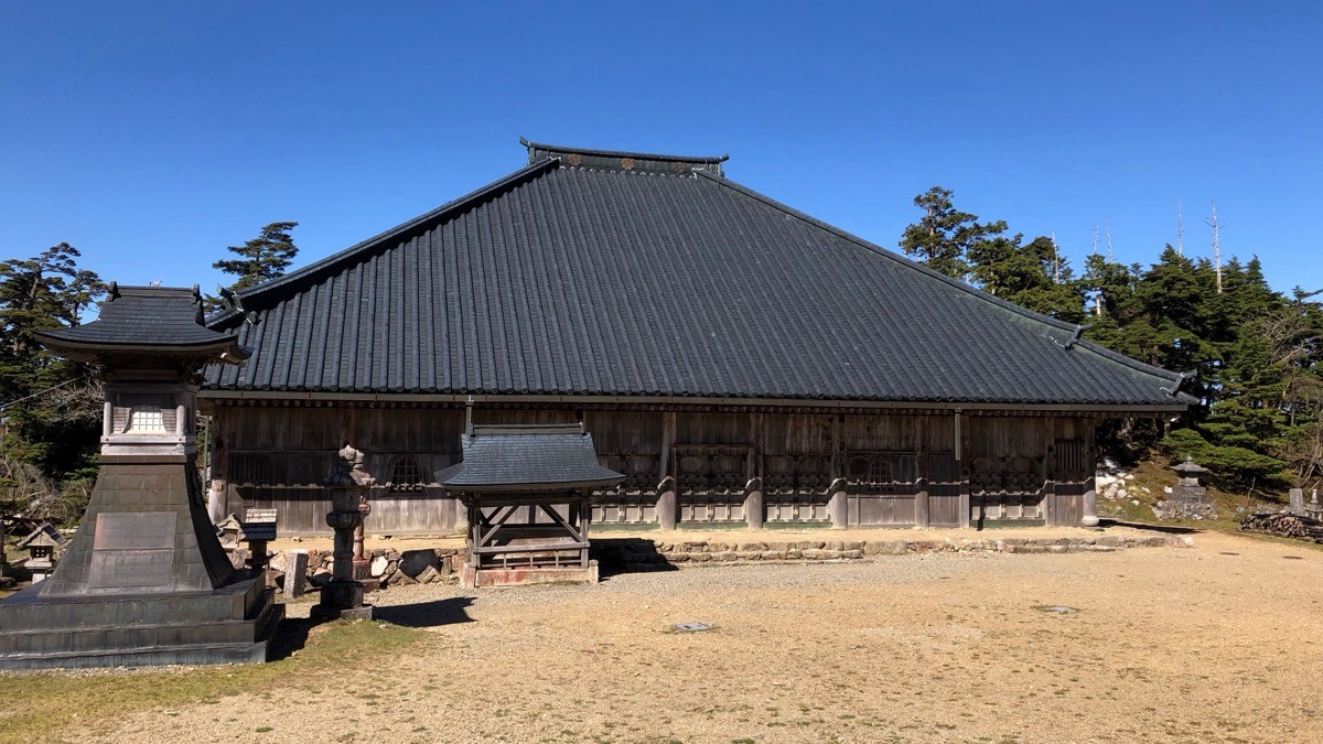 山上ヶ岳山頂の大峯山寺本堂