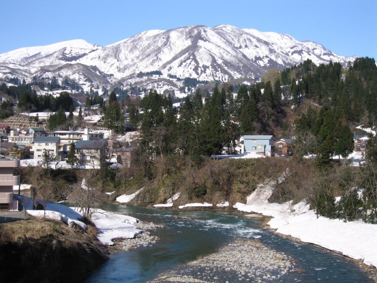 入広瀬から望む守門岳