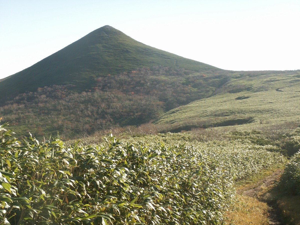 避難小屋付近から望む天塩岳